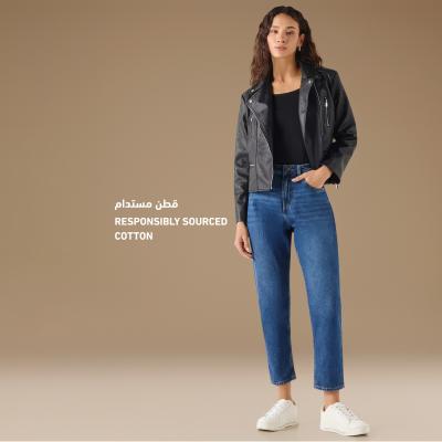 Mom Fit Jeans with Button Closure and Pockets