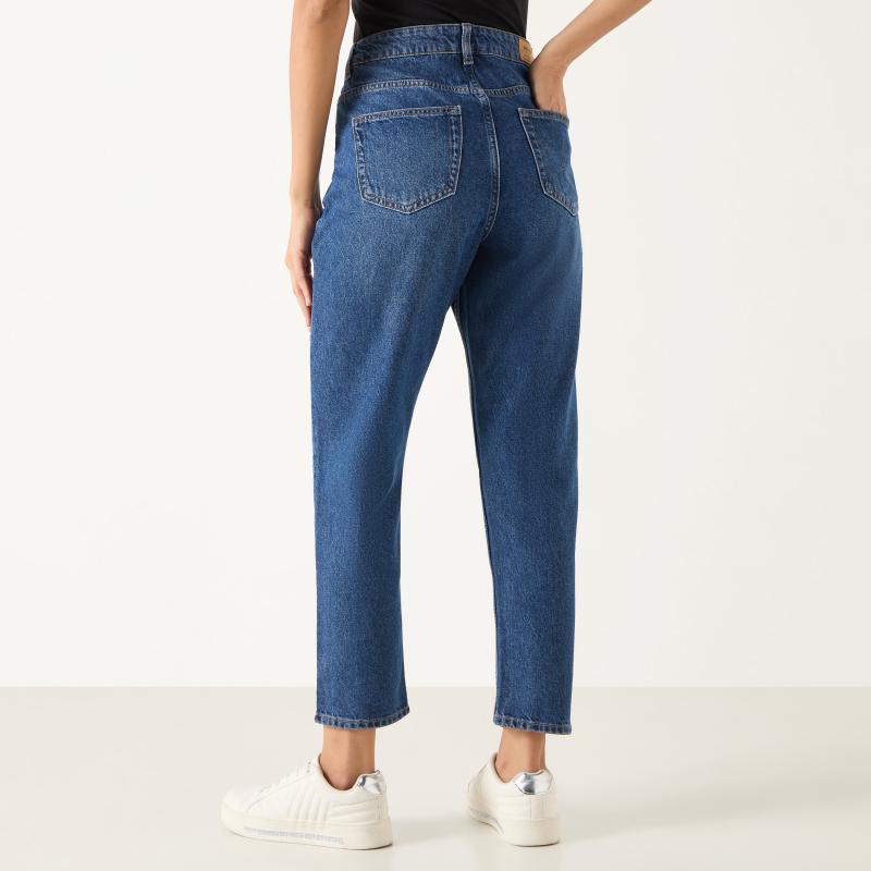 Mom Fit Jeans with Button Closure and Pockets