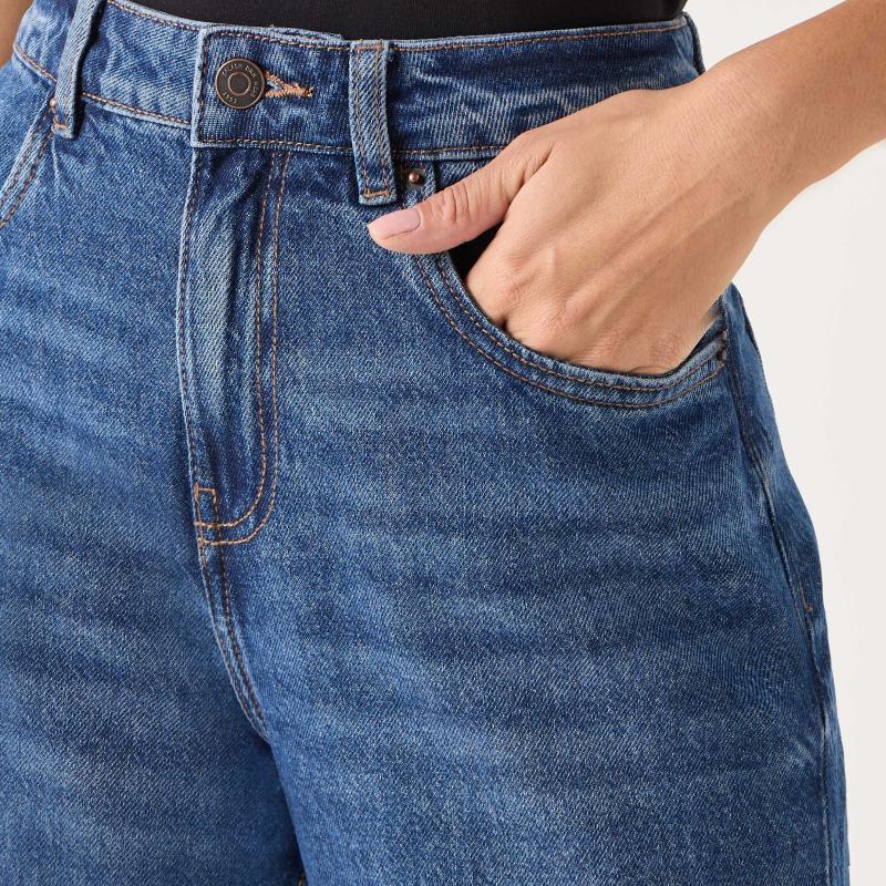 Mom Fit Jeans with Button Closure and Pockets